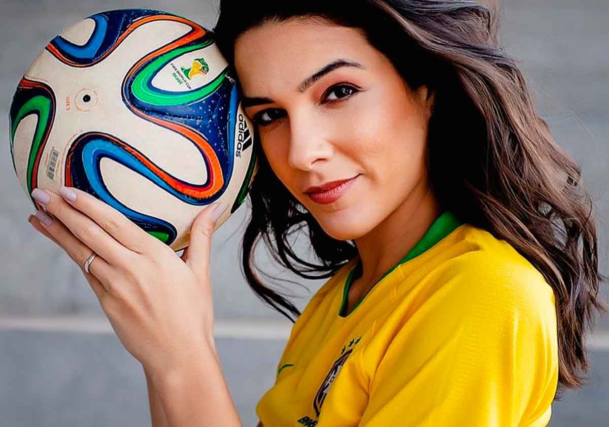 Pioneira Renata Silveira é A Primeira Mulher A Narrar Jogo De Copa Do Mundo Em Tv Aberta